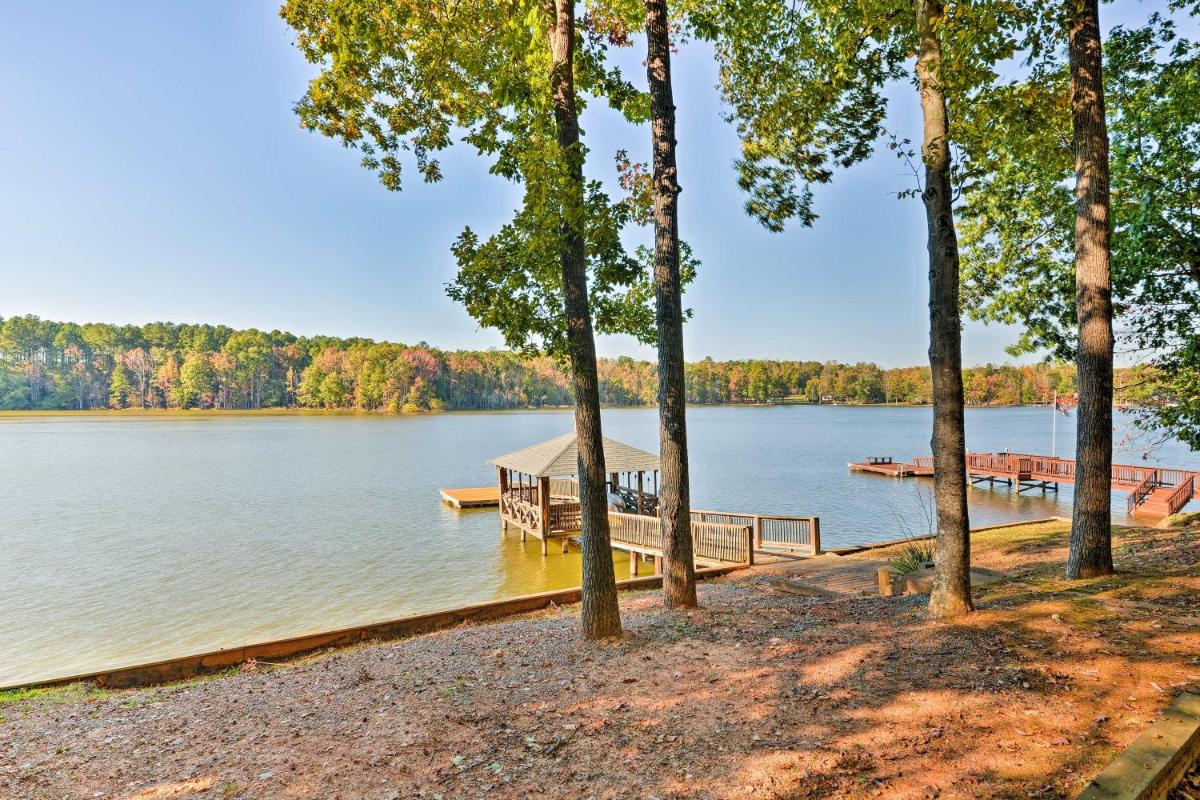Popular attractions Area Nearby Property